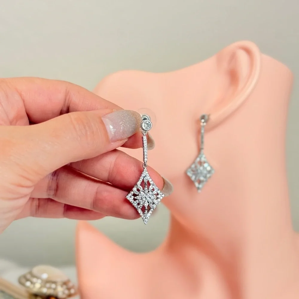 ⚜️ Classic Silver Crystal Drop Earrings - Picture 6 of 7